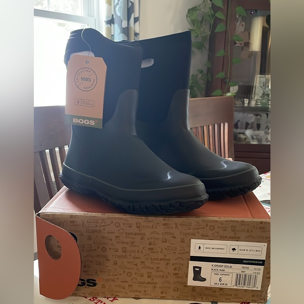Bogs Winter Boots, Kids size 6, NWT